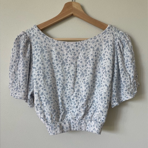 Knot-front flutter sleeve top by Abercrombie - Picture 2 of 3